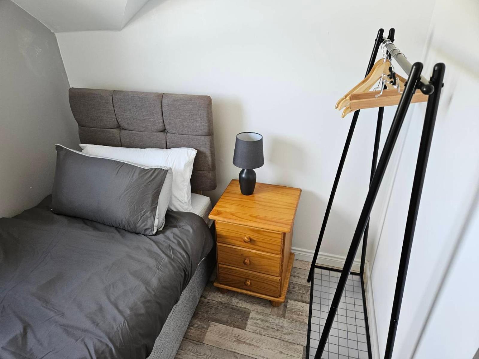 Skyview Retreat Apartment Лъндъндери Екстериор снимка