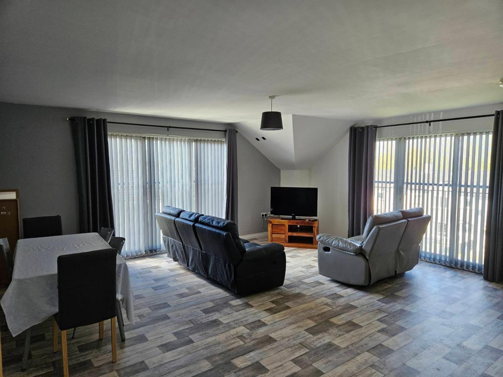 Skyview Retreat Apartment Лъндъндери Екстериор снимка