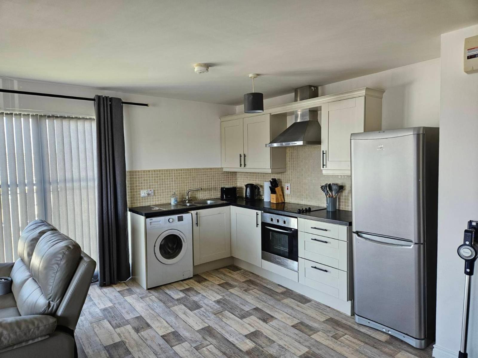 Skyview Retreat Apartment Лъндъндери Екстериор снимка