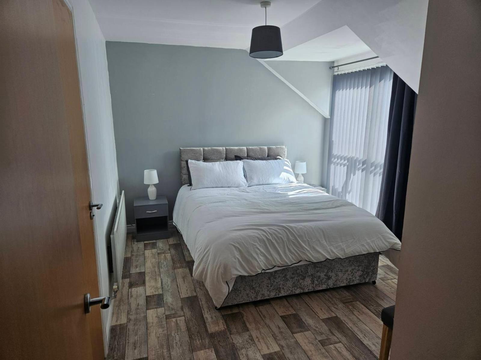 Skyview Retreat Apartment Лъндъндери Екстериор снимка